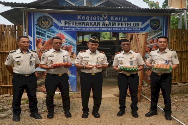 Panen Perdana Ayam Petelur, Lapas Narkotika Muara Sabak Wujudkan Pembinaan Produktif