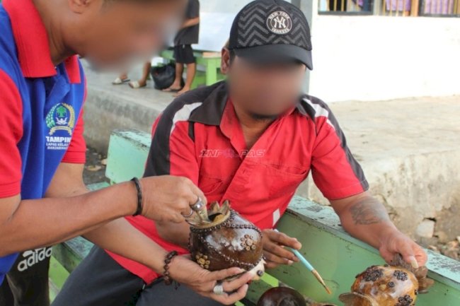 Pesanan Pelindo, Warga Binaan Lapas Banjarmasin Olah Batok Kelapa Jadi Produk Bernilai Ekonomi