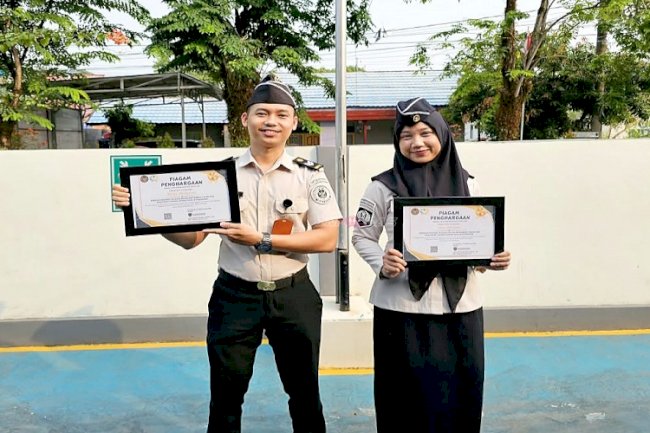 Dedikasi dan Kinerja Terbaik, Dua Petugas Rutan Kandangan Raih Penghargaan Petugas Teladan
