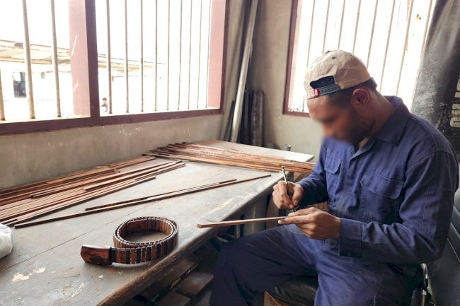 Ikat Pinggang Kayu Eboni Karya Warga Binaan Lapas Tual Kian Diburu Konsumen