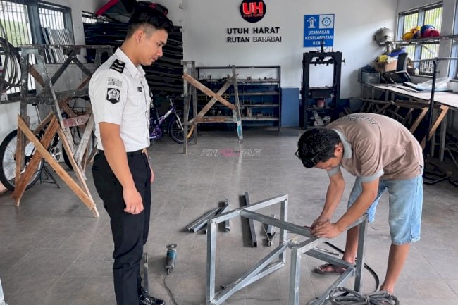 Warga Binaan Rutan Barabai Asah Keterampilan Pengelasan melalui Pembuatan Kursi