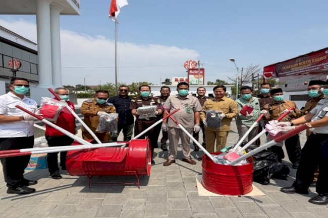 Kolaborasi Jaga Integritas Penegakan Hukum, Lapas Brebes Dukung Pemusnahan Barang Bukti di Kejari Brebes
