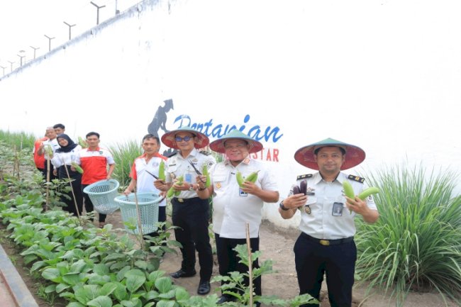 Program Pembinaan Berbuah Hasil, Lapas Blitar Panen 50 Kilogram Terung