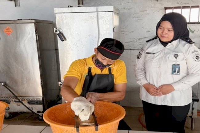 Terus Belajar dan Berkarya, Warga Binaan Rutan Rantau Kembali Produksi Keripik RuRa
