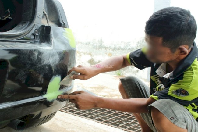 Warga Binaan Lapas Banjarmasin Asah Keterampilan Otomotif melalui Dempul Bodi Mobil