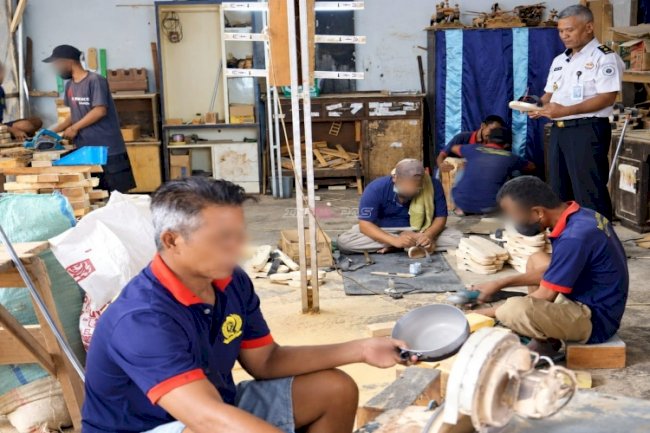 Dari Bengkel Kerja Jadi Bekal Masa Depan, Warga Binaan Lapas Jember Tekuni Keterampilan Mebel