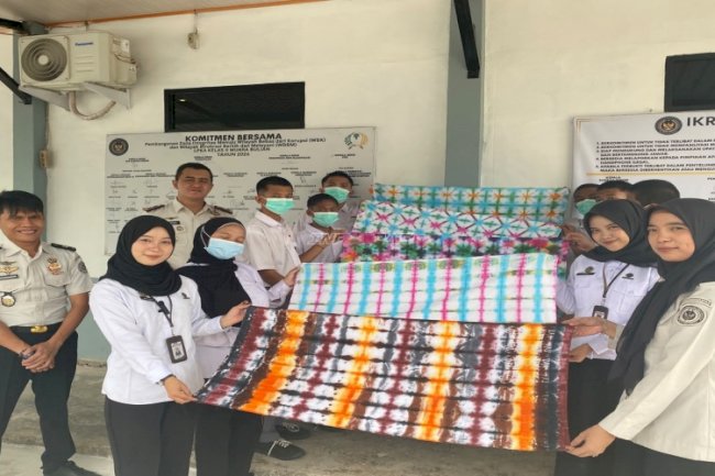 Latih Kreativitas Anak Binaan, LPKA Muara Bulian dan Peserta Magang Kemnaker Gelar Pelatihan Batik Shibori