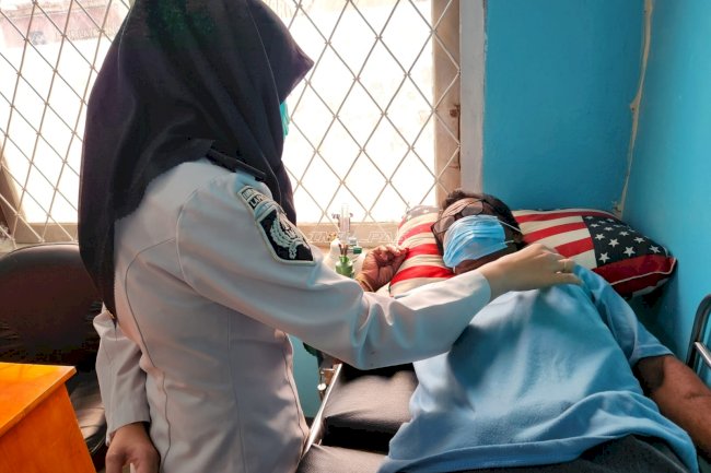 Cegah Dampak Kabut Asap, Lapas Tual Periksa Kesehatan dan Bagikan Masker bagi Lansia
