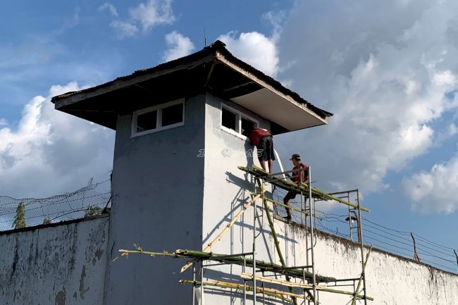 Pos Menara Rusak Berat, Lapas Atambua Libatkan Warga Binaan dalam Perbaikan