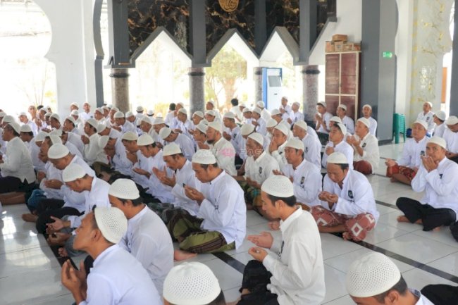 Gema Selawat di Masjid At-Taubah, Warga Binaan Lapas Pemuda Madiun Khusyuk Berdoa