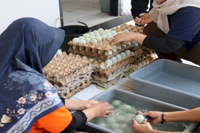 Telur Asin Jadi Bekal Kemandirian, Warga Binaan Perempuan Rutan Pelaihari Terus Berkarya