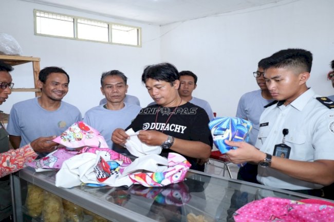 Lapas Mojokerto dan Disperindag Kab. Mojokerto Tinjau Hasil Jahit Custom Helm Warga Binaan
