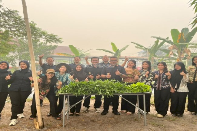 LPKA Palangka Raya Panen Kangkung dan Bayam melalui Program Ketahanan Pangan