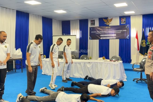 Lapas Batulicin Tingkatkan Keterampilan Teknis Petugas dalam Penggunaan Borgol dan Penggeledahan