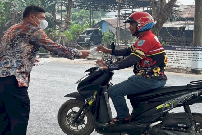 Lapas Banjarmasin Bagikan Ratusan Masker kepada Masyarakat di Tengah Kabut Asap Karhutla