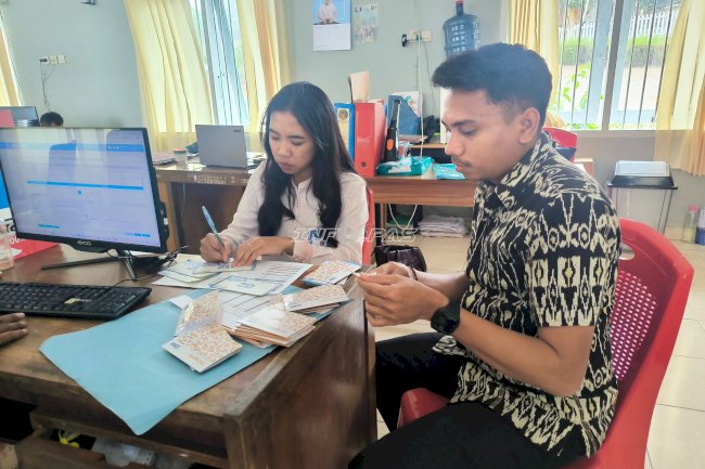 Hasil Penjualan UMKM, Rutan SoE Salurkan Premi kepada 12 Warga Binaan
