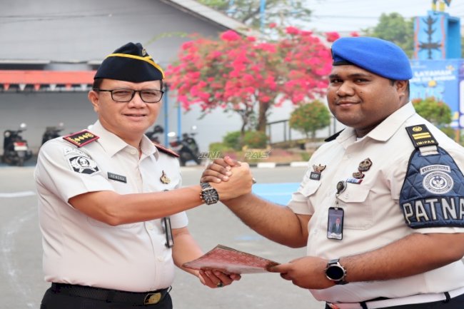 Sematkan Tanda Pangkat Baru, Kalapas Ambon Tegaskan Pentingnya Integritas dan Perjuangan Kerja