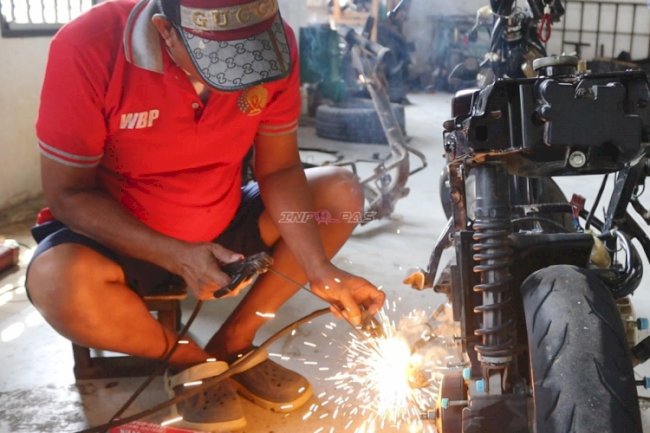 Pengelasan dan Manufaktur Jadi Praktik Kerja, Warga Binaan Lapas Batulicin Perbaiki Body Motor