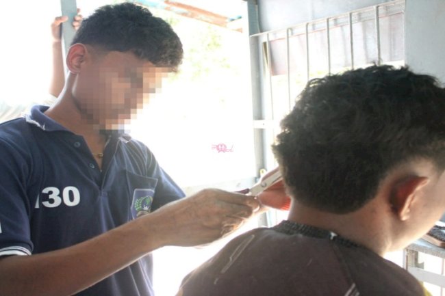 Lapas Piru Berdayakan Warga Binaan lewat Program Kemandirian Barbershop