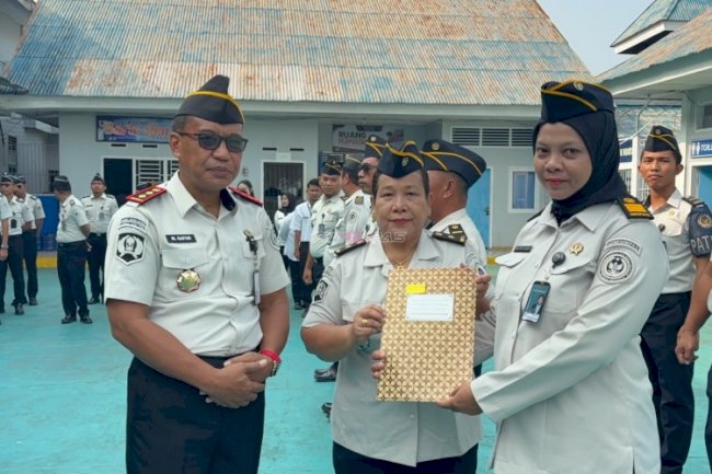 Lapas Tolitoli Sematkan Tanda Pangkat kepada Lima Petugas