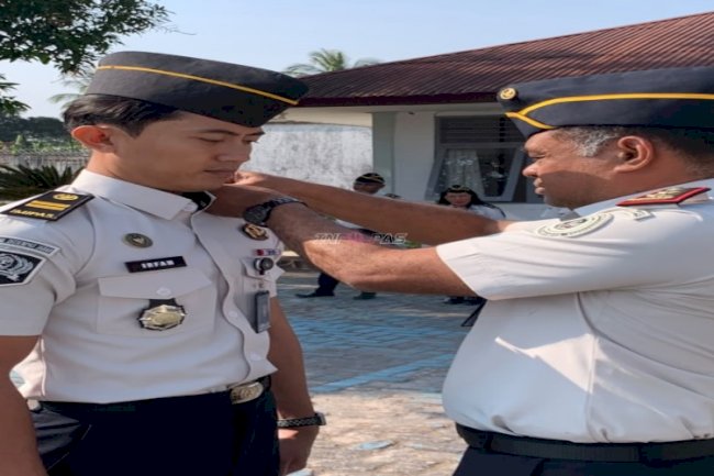 Lapas Atambua Gelar Penyematan Kenaikan Pangkat, Kalapas Ajak Petugas Berikan Pelayanan Humanis