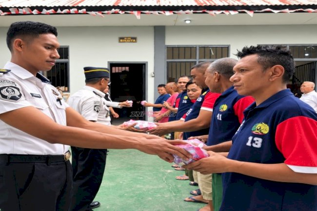 Sentuh Hati Masyarakat, Warga Binaan Lapas Wahai Terima Bingkisan Kasih Usai Ibadah Minggu