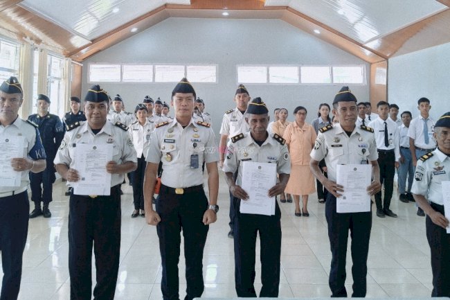 Penyematan Kenaikan Pangkat dan Penghargaan Petugas Teladan, Rutan SoE Perkuat Budaya Kerja