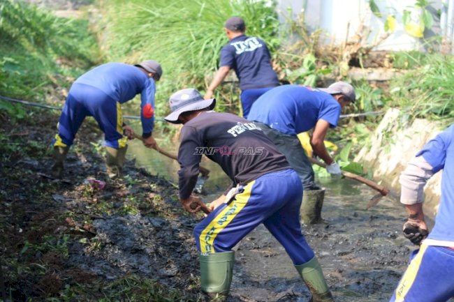 Bakti untuk Masyarakat, Warga Binaan Lapas Kuningan Gotong Royong Bersihkan Lingkungan Masyarakat