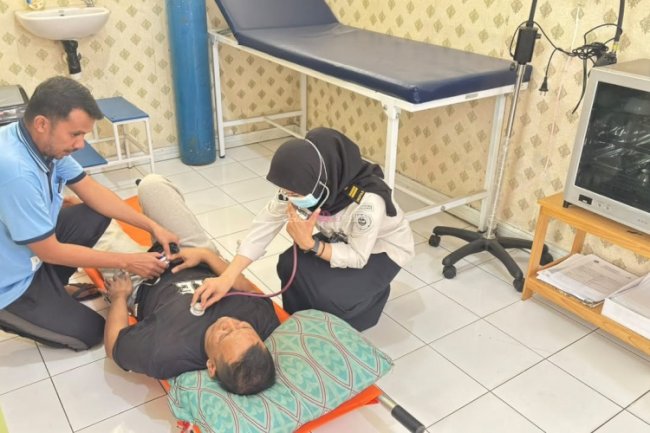 Klinik Lapas Tanjung Respons Keluhan Kesehatan  Warga Binaan melalui Pemeriksaan Medis
