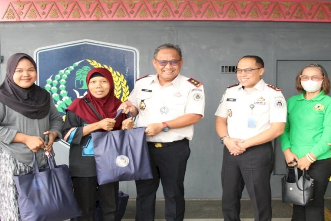 Peduli Dampak Kabut Asap, Kanwil Ditjenpas Sumsel Bagikan 250 Paket Masker dan 20 Paket Sembako