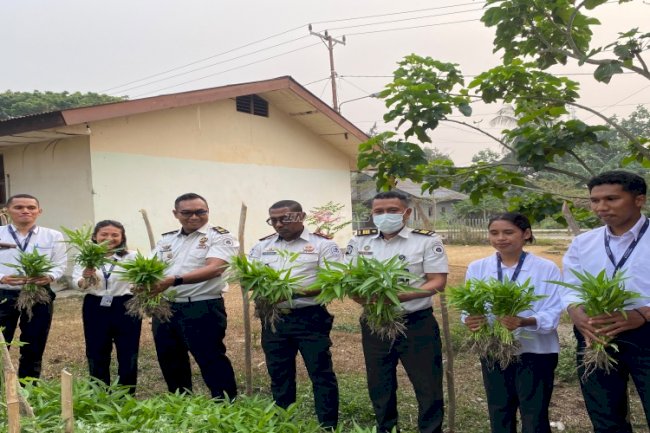 Rutan Masohi Panen Perdana Kangkung dan Kembangkan Uji Coba Pupuk Organik