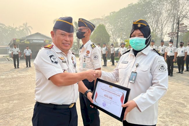 Apresiasi Kinerja Pegawai, Lapas Banjarmasin Beri Penghargaan Pegawai Berprestasi Triwulan III