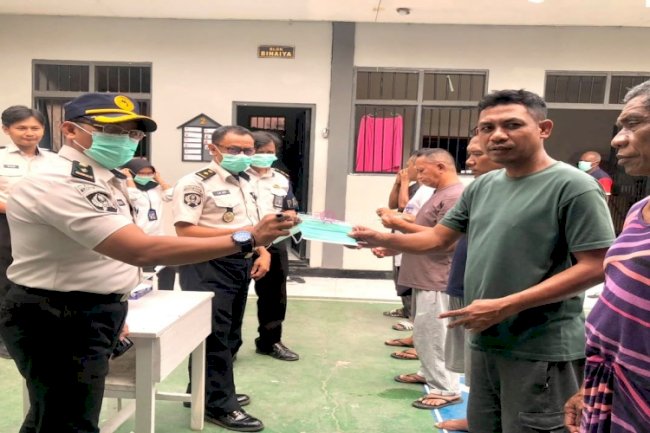 Antisipasi Kabut Asap Karhutla dan Cegah ISPA, Lapas Wahai Bagikan Masker untuk Warga Binaan