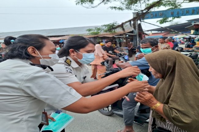 Lapas Perempuan Ambon Turun ke Pasar Waiheru, Bagikan Masker untuk Lindungi Masyarakat