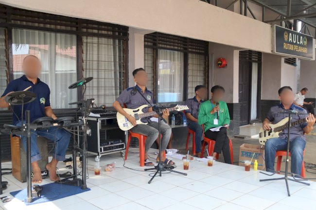 Alunan Musik Band Rawana Warnai Momen Kunjungan Keluarga di Rutan Pelaihari