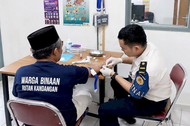 Sigap Respons Keluhan Kesehatan Warga Binaan, Rutan Kandangan Lakukan Pemeriksaan dan Pemasangan Infus