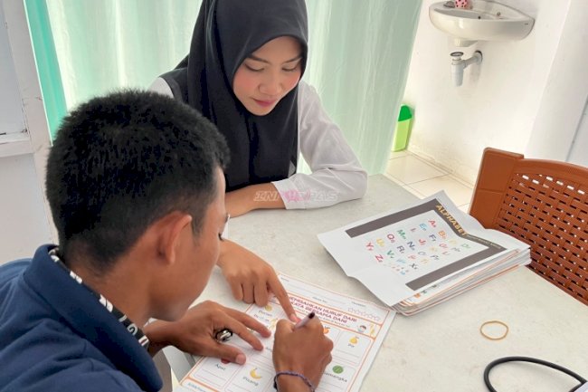 Tingkatkan Kemampuan Literasi Dasar, Lapas Bandanaira Kenalkan Abjad kepada Warga Binaan