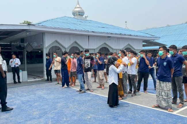 Cegah Dampak Asap Karhutla, Rutan Majene Bagikan Masker kepada Warga Binaan 
