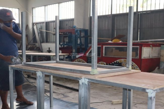 Enam Meja Karya Warga Binaan Siap Lengkapi Fasilitas Kafe Koperasi Konsumen Lapas Ambon