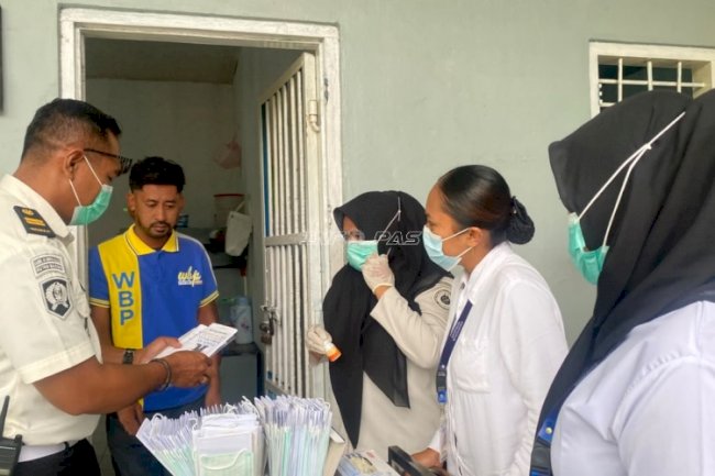 Antisipasi Dampak Kabut Asap, Rutan Masohi Bagikan Masker kepada Warga Binaan