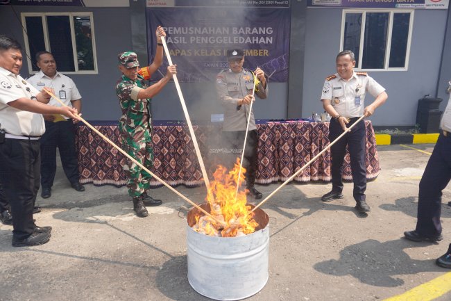 Gandeng TNI-Polri, Lapas Jember Musnahkan Barang Hasil Razia untuk Jaga Keamanan