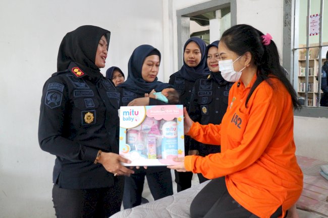 Rutan Perempuan Surabaya Serahkan Bantuan Perlengkapan Bayi bagi Warga Binaan Pascamelahirkan