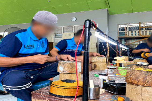 Lapas Takalar Terus Kembangkan Produksi Songkok Anyam
