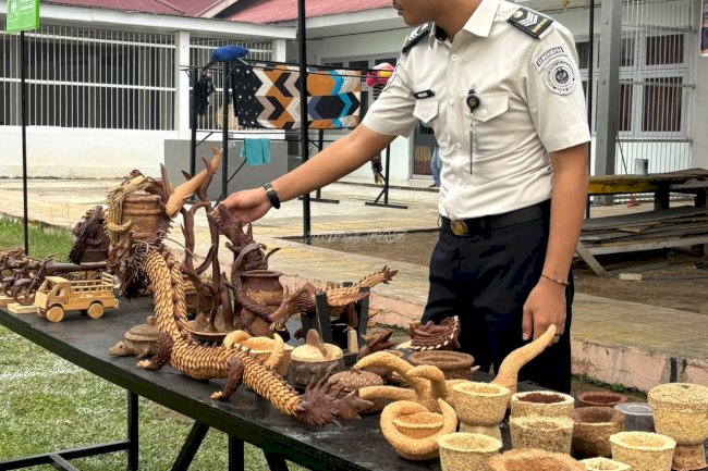 Warga Binaan Lapas Muara Tebo Olah Serbuk KayuJadi Kerajinan Bernilai Seni