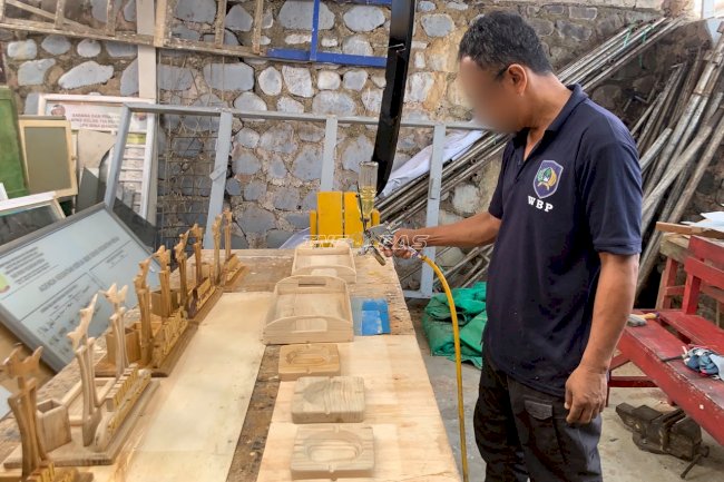 Asah Keterampilan Kerajinan, Warga Binaan Lapas Kotabaru Buat Nampan Kayu 