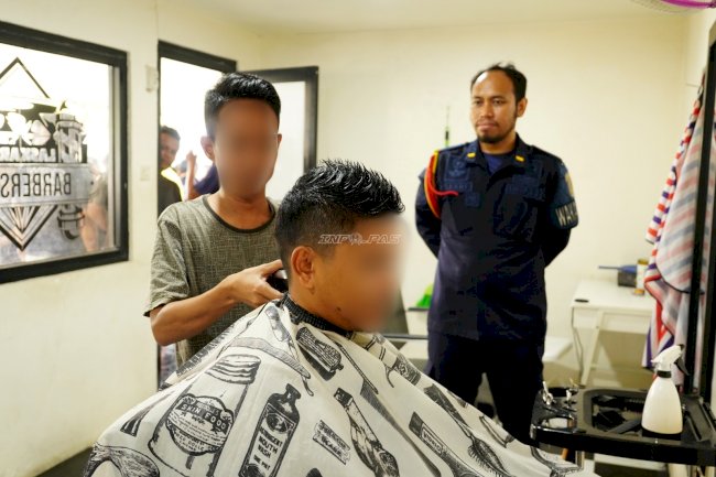 Menggunting Rambut, Menata Masa Depan, Warga Binaan Lapas Narkotika Karang Intan Asah Keterampilan