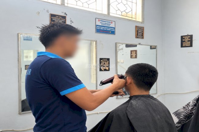 Asah Keterampilan Potong Rambut, Warga Binaan Lapas Takalar Siapkan Bekal Kerja