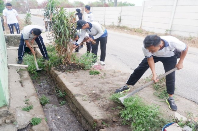 Peduli Kebersihan Lingkungan, Lapas Narkotika Pangkalpinang Gotong Royong Bersihkan Musala Al Amin