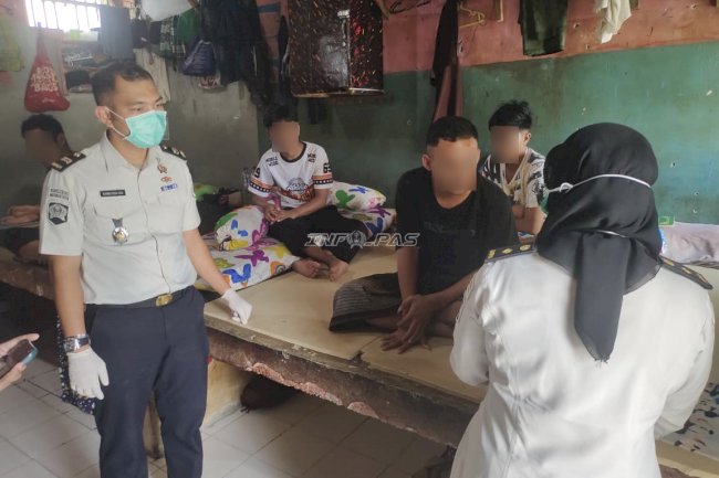 Layanan Medis Keliling, Petugas Rutan Unaaha Sambangi Blok Hunian Warga Binaan