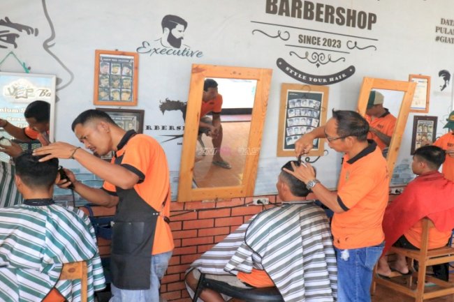 Warga Binaan Lapas Pemuda Madiun Asah Keahlian Pangkas Rambut